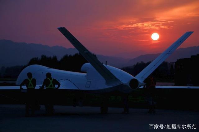 太帅！国产新型无人机亮相，挂反辐射导弹打雷达，喷气引擎成标配