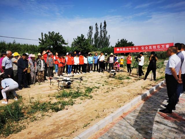 皋兰山上“无人机”飞播“治病”