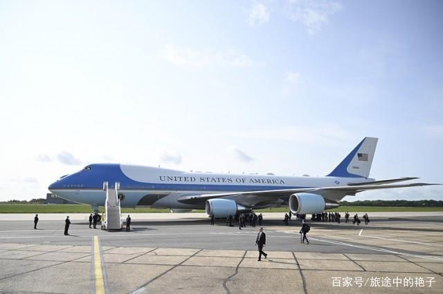 川普搭乘空军一号，差点就与一架无人机相撞