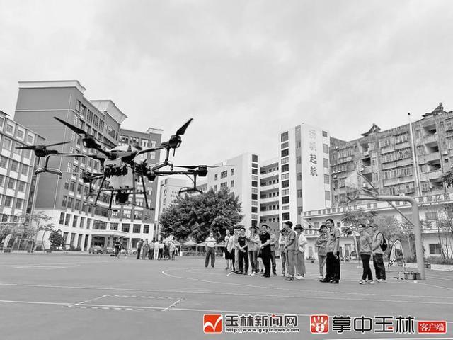 无人机教员：“玩”上天空 助你实现飞天梦