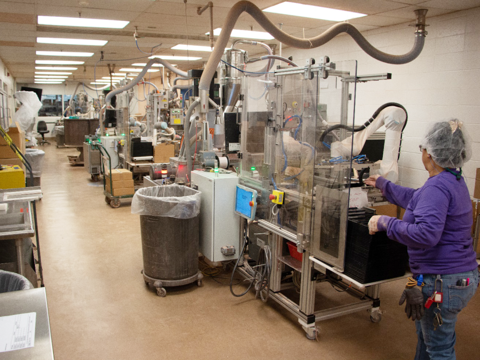 你用的大牌粉饼原来是这样生产的……