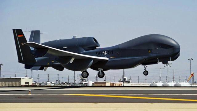 解放军陆军装备有多科幻？机械外骨骼开始运用，无人机就能运弹药