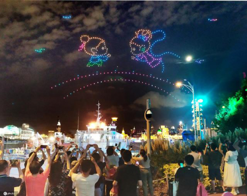 七夕之夜 上海400架无人机上演鹊桥相会