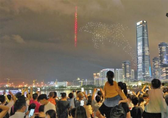 826架无人机花式“表白”深圳