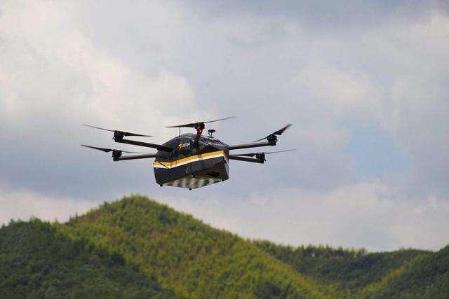 黄牛看到无人机后，以为它要攻击自己，画面令人笑喷！