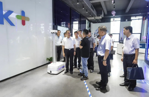 南京市人大常委会主任龙翔一行目的地极智嘉南京智慧工厂参观指导