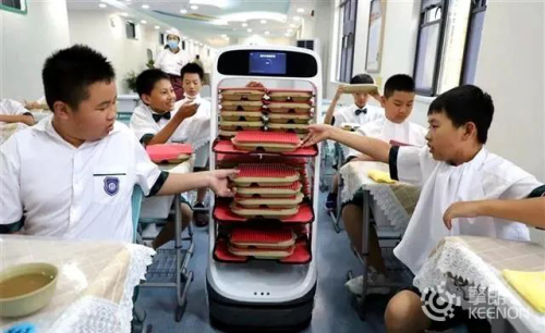 擎朗送餐机器人上岗武汉经开外校食堂，助力打造智慧校园