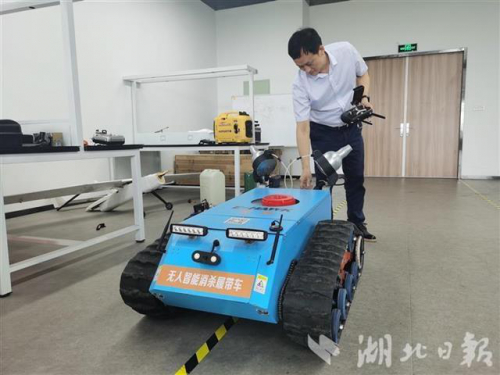 汉产智能无人喷洒车“开”往东南亚