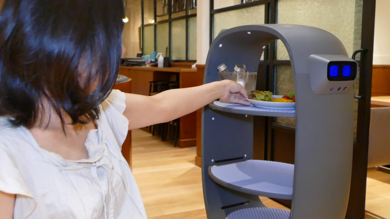 彭博社丨疫情加快中国餐饮行业智能化变革，无接触送餐机器人崛起
