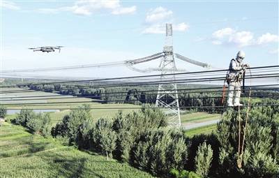 无人机搭档“小飞人”