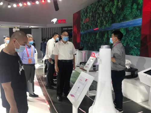 国家邮政局局长马军胜视察服贸会京东物流科技展区