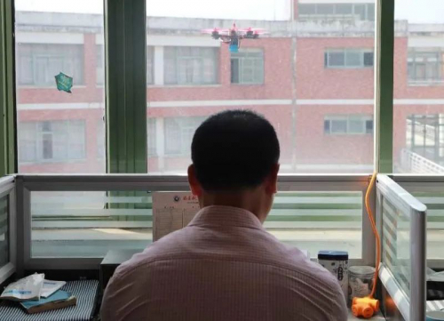 南航学子用无人机送来教师节祝福！