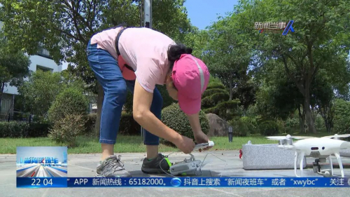 太飒了！苏州70岁阿婆玩转无人机航拍