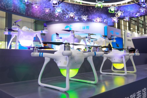 一飞智控无人机展圆满落幕，新一代集群表演敏捷蜂Ⅱ型万众瞩目