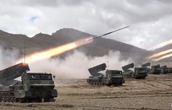 我军演习科幻度爆表，双方派出无人机蜂群，导弹高炮齐上阵！