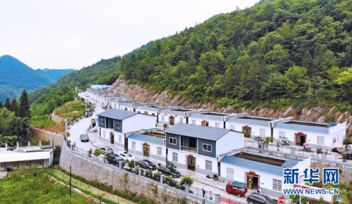 摘穷帽拔穷根 无人机带你“瞰”雪岩顶村巨变