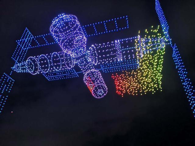 3051架无人机同时飞行，中国企业今晨打破世界纪录