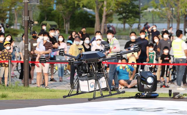 疫情激发无人配送需求 韩国进行无人机送货演示