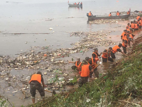 云洲无人船奋战抗洪抢先一线