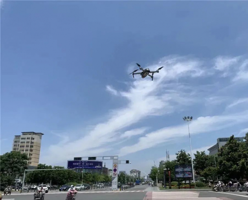 无人机喊话：“大爷你越线了，请往后退”