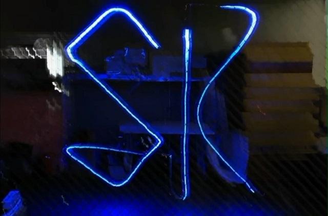 研究团队展示用手套控制无人机 并在空中写字来传讯