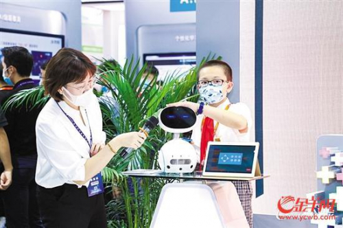 深圳教育不断实现突破 机器人、无人驾驶走进智慧课堂