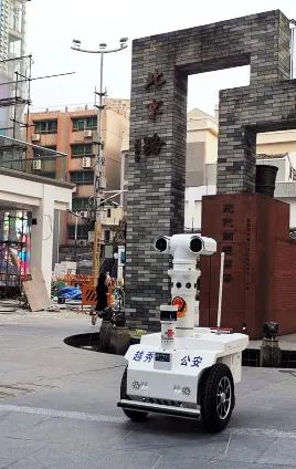 北京路开街，5G巡逻机器人守护全国第一条5G步行街