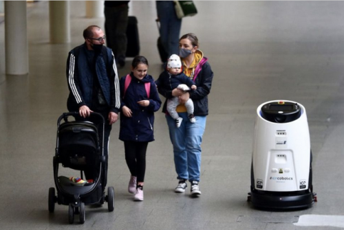 为恢复乘客使用公交工具的信心，伦敦火车站引进消毒机器人
