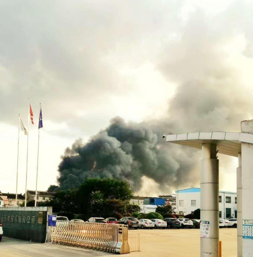 化工厂着火，锦程航空无人机携8枚灭火弹160公斤干粉支援消防队扑灭大火！