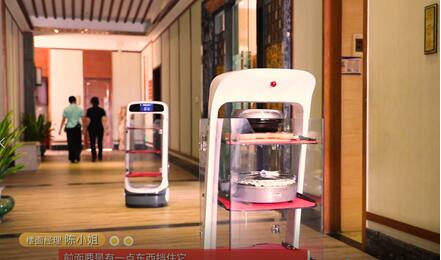 今年国庆假期，体验机器人无接触式送餐服务成新潮流
