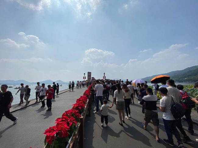 国庆长假第一天，断桥午后人流量最大，人数达近千人，今天首次出动无人机喊话