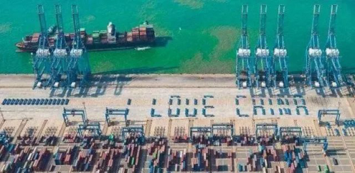 山东港口青岛港：AGV拼成“I LOVE CHINA”迎国庆