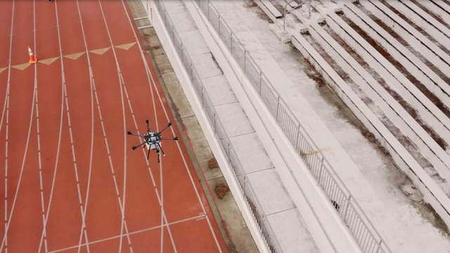 无人机飞入美式足球场喷洒消毒剂防疫每小时可作业20万平方尺