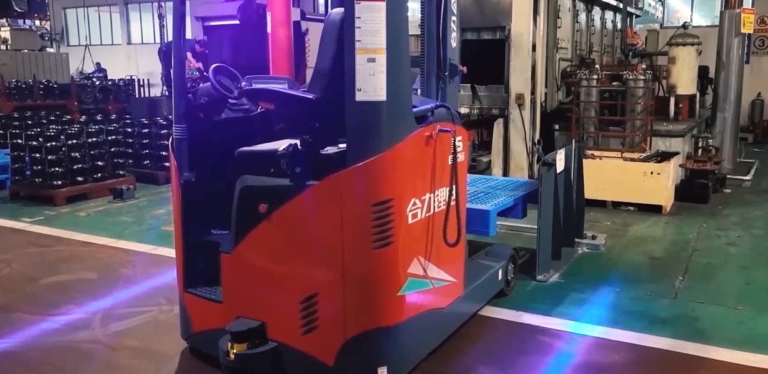 合力智能物流系统：无人叉车，机械手自动穿梭完美协作