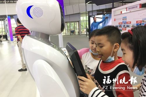 “智慧馆”里 机器人当“扁鹊”