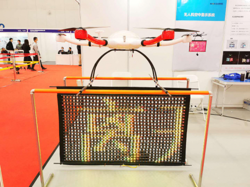 新玩法！无人机+LED系统=空中移动显示屏