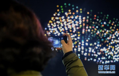 长春夜空上演无人机表演