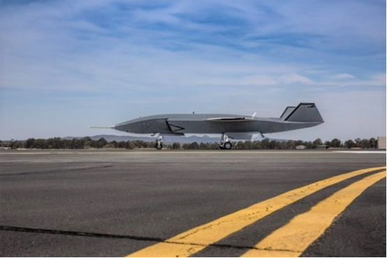 “忠诚僚机”无人机完成首次跑道滑行