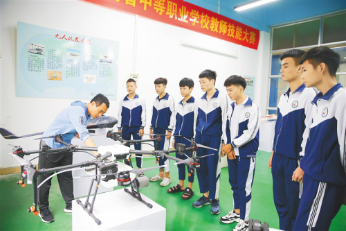 为自贸港培养无人机技能人才