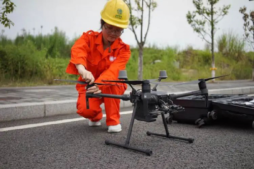 十分钟完成无人机巡检，女“飞手”用效率确保用电安全