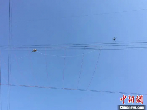 青海主电网首次使用无人机“穿针引线”配合输电项目施工