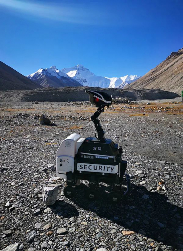 在珠穆朗玛峰大本营执勤的国产安防机器人