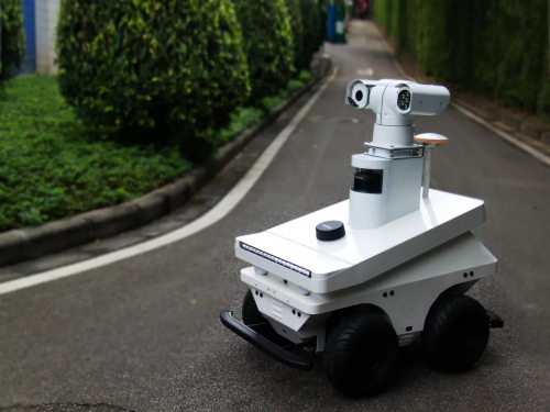 广电智能第一台安防巡逻机器人亮相