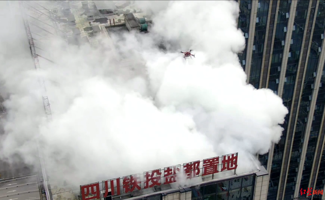快看！5G网联无人机升空侦查火情，还能灭火
