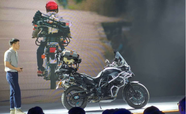 骑上摩托车，载大疆无人机播种去