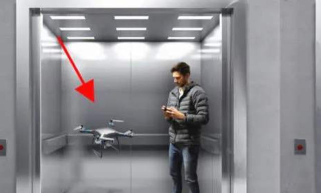 无人机悬浮在电梯中，当电梯上下移动时，是停在原地还是会移动