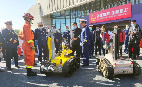 119消防宣传月，消防机器人成“团宠”