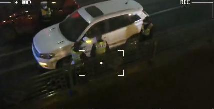 贵阳交警黑科技登场！无人机夜间抓捕酒驾闯关违法车辆