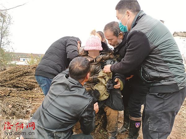 年逾八旬老人意外走失 救援队用无人机找到他