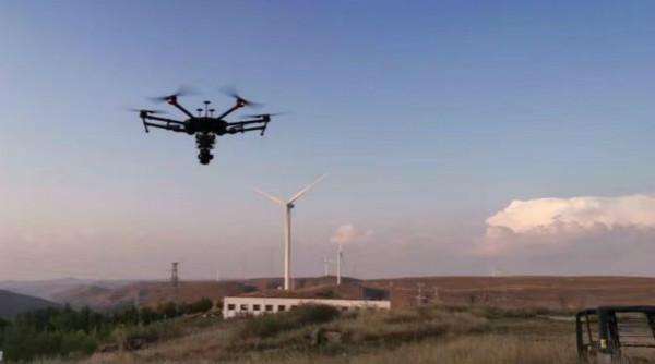 新疆广袤土地上的“大风车”，将由上海企业的无人机“智能化”全自动巡检维保